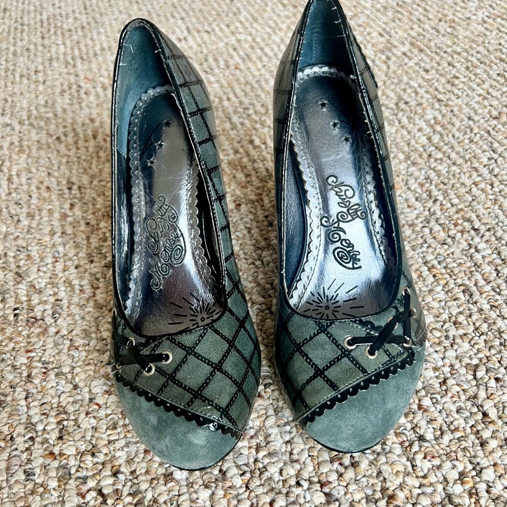 Super cute, fun heels.
